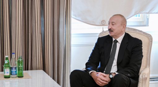 Prezident babasından danışdı: "İş kabinetlərimdə heç bir heykəl yoxdur, təkcə bu var"