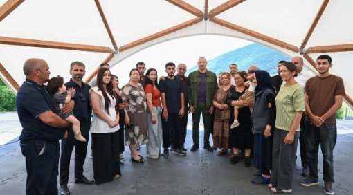 İlham Əliyev Şuşanın Kiçik Qaladərəsi kəndində görülən işlərlə tanış olub və kəndə qayıdan sakinlərlə görüşüb