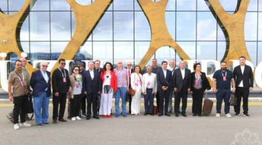 Hikmət Hacıyev IV Şuşa Qlobal Media Forumunun iştirakçıları ilə görüşüb