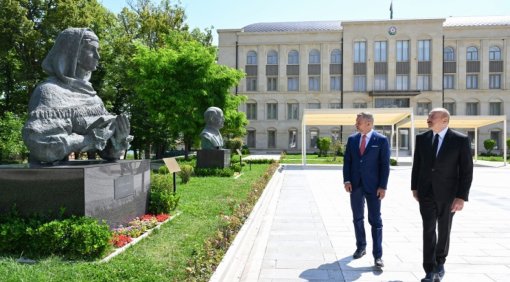 Prezidentlər Şuşada güllələnmiş büstlərə baxdılar