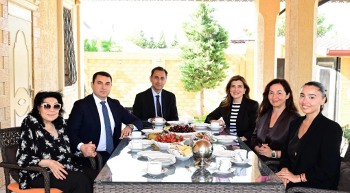Nazir Flora Kərimovanın evinə getdi