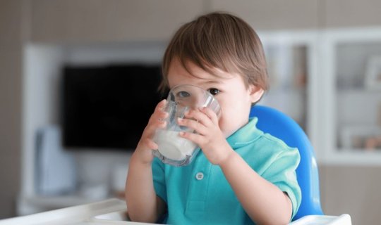 Uşağınız süd içəndə qarnı ağrıyır? - Gizli təhlükə barədə XƏBƏRDARLIQ