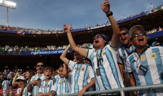 Argentina azarkeşlərinin avtomobili atəşə tutulub
