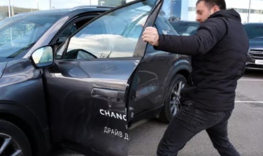 Bakıda taksi sürücüsü &ldquo;Changan&rdquo;ın qapısını kobud açan sərnişini döydü