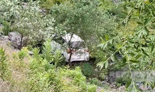 Azərbaycanda avtomobil 20 metr hündürlükdən dərəyə düşdü