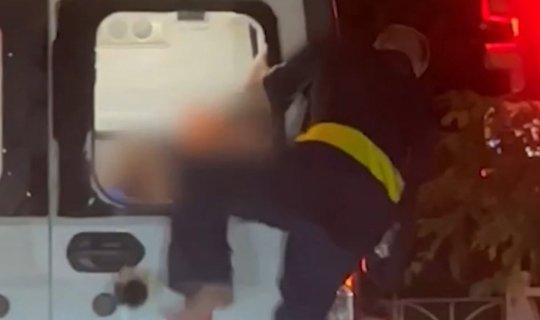 Təcili yardım avtomobilinin pəncərəsini qırıb qaçdı&nbsp;- VİDEO