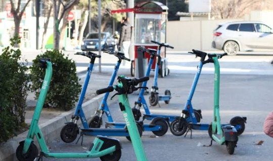 Bulvarda skuterləri küçəyə düzdürən sahibkar cərimələndi