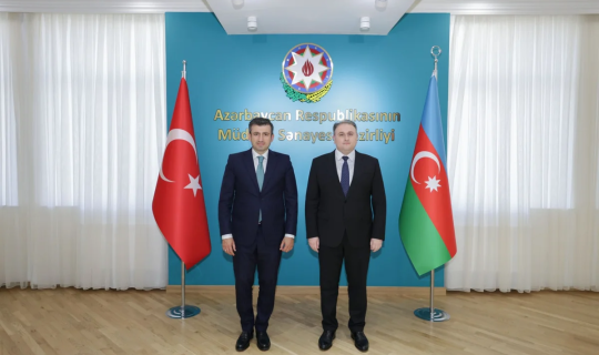 Vüqar Mustafayev Səlcuq Bayraktarla hərbi-texniki əməkdaşlığı müzakirə etdi