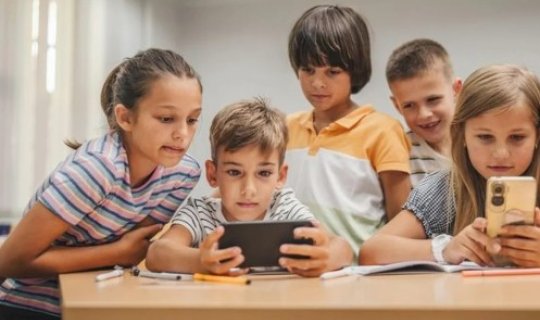 Bu ölkədə şagirdlərin məktəbdə smartfondan istifadəsi qadağan olunur