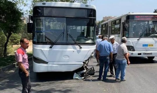 Bakıda iki avtobus toqquşdu - 22 nəfər xəsarət aldı