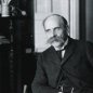 Bədənini laboratoriyaya çevirən alim: Elm naminə oğlunu da təhlükəli təcrübələrə cəlb etdi