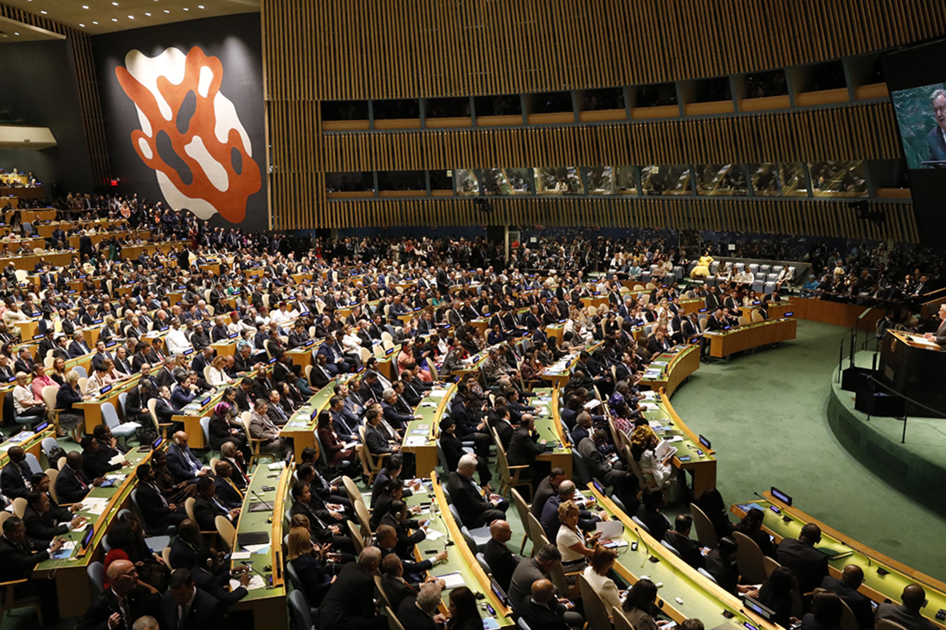Совет безопасности оон принимает. Генеральная Ассамблея ООН Нью-Йорк. Генеральная Ассамблея ООН 2019. Зал заседания Генеральной Ассамблеи ООН. Заседание ООН 1992.