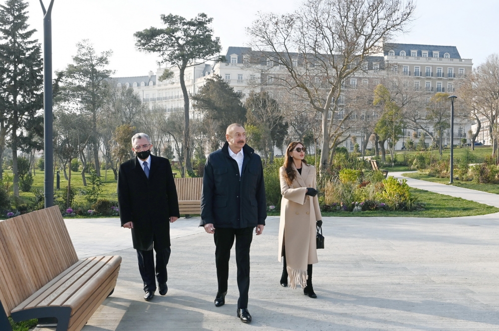 Prezident və birinci xanım Nizami Gəncəvi parkında - FOTOLAR/YENİLƏNİB