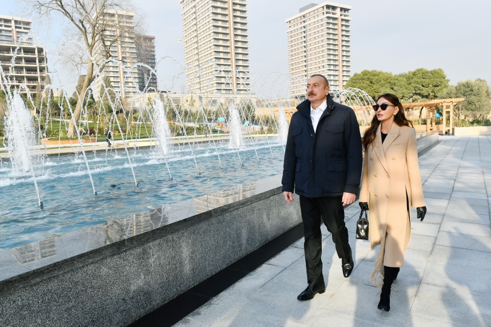 Prezident və birinci xanım Nizami Gəncəvi parkında - FOTOLAR/YENİLƏNİB