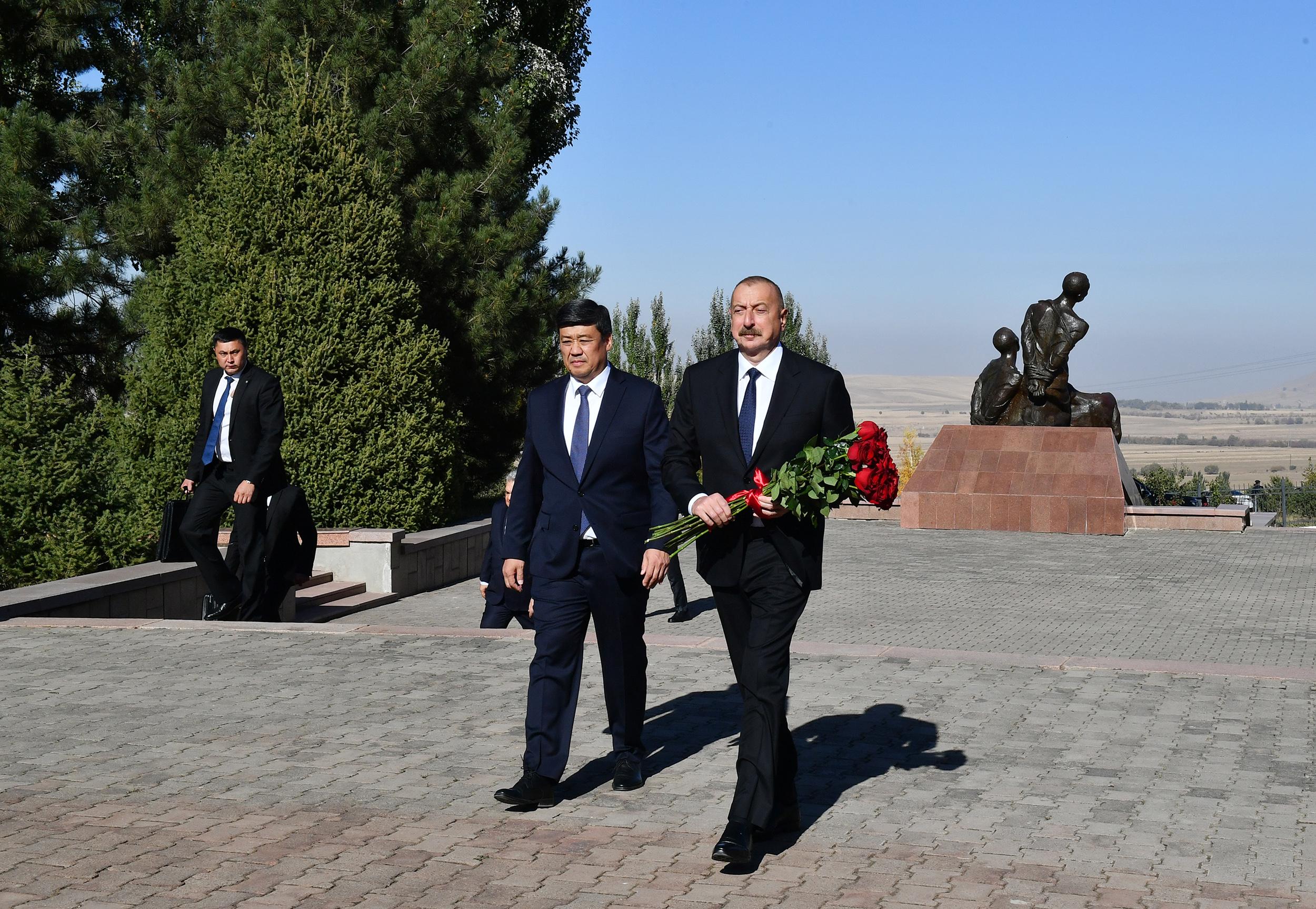 Prezident Bişkekdə “Ata-Beyit” Kompleksini ziyarət etdi - FOTO/VİDEO (YENİLƏNİB)