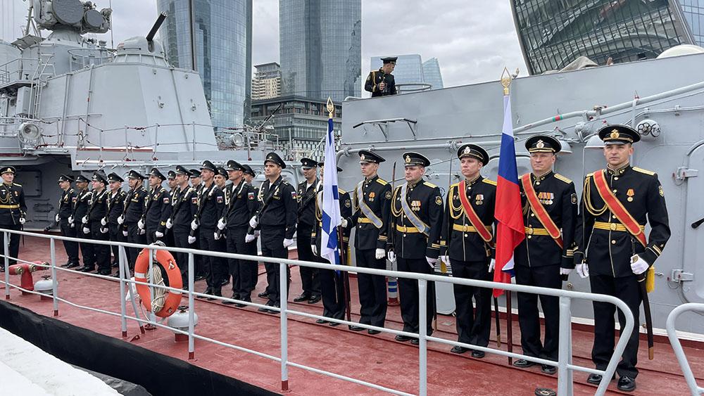 Rusiyanın iki hərbi gəmisi Bakıya gəldi - FOTO