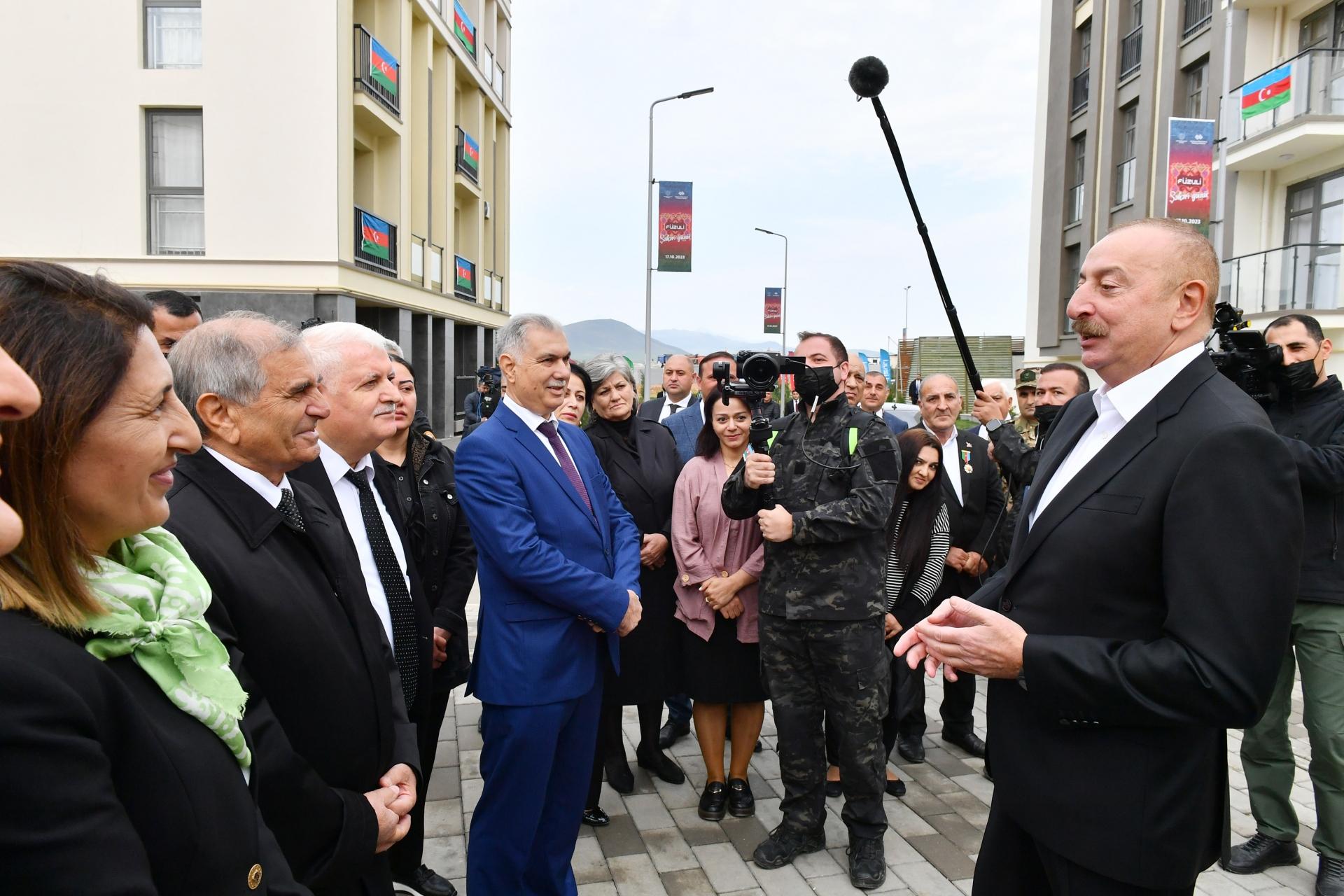 Prezident Füzuliyə köçmüş sakinlərlə görüşüb - FOTO - YENİLƏNİB
