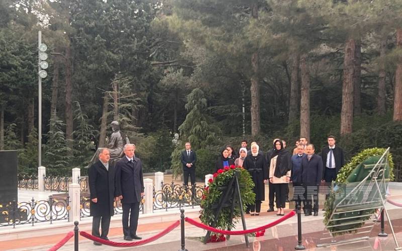 Türkiyəli nazir Fəxri xiyabanı ziyarət edib - FOTO