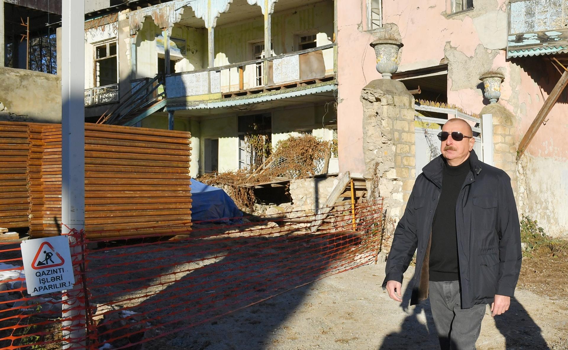 Prezident Şuşa şəhərinin Qarabağ küçəsində aparılan tikinti işləri ilə tanış olub - FOTO 