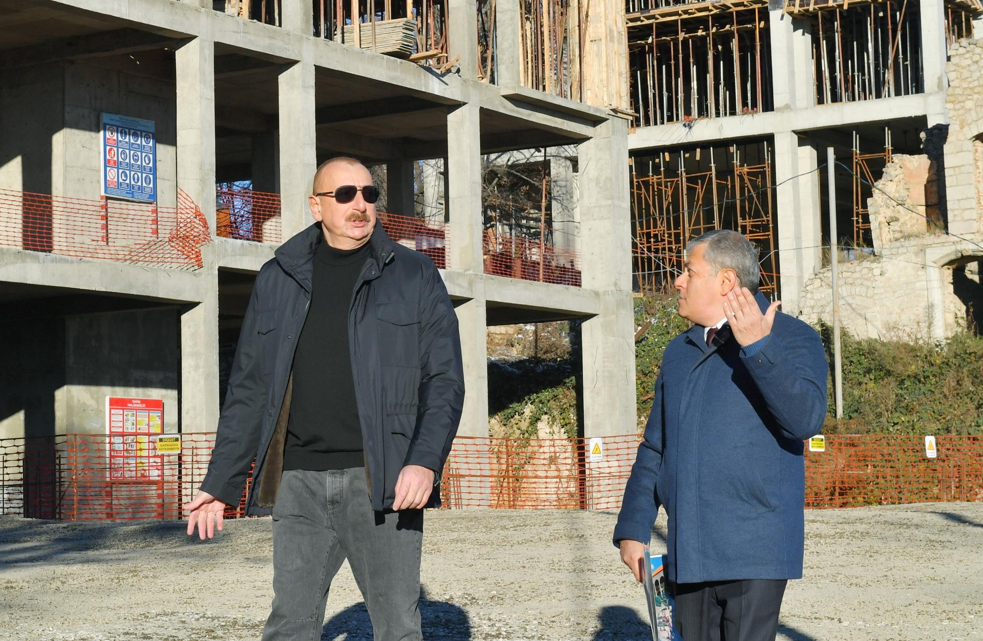 Prezident Şuşa şəhərinin Qarabağ küçəsində aparılan tikinti işləri ilə tanış olub - FOTO 