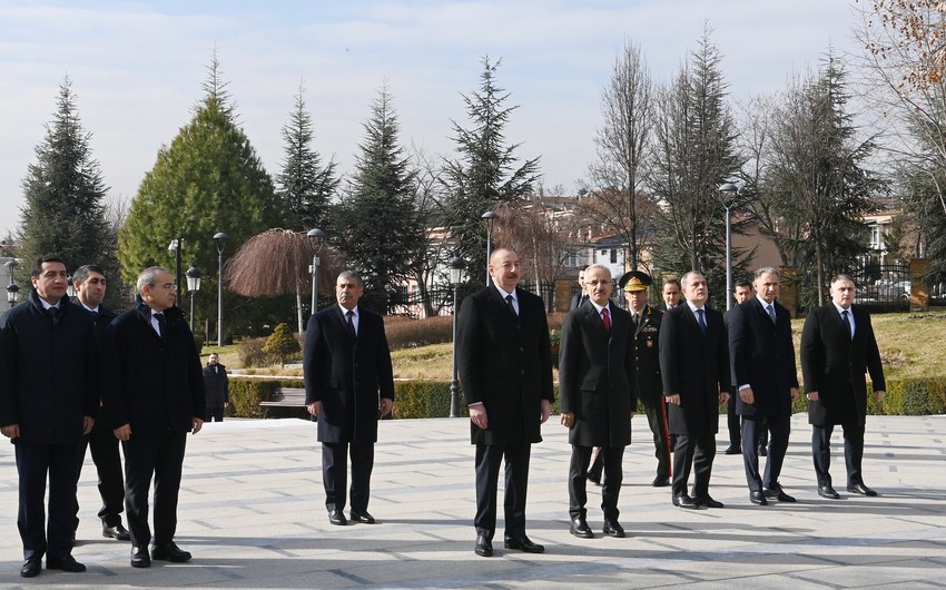 Prezident Ankarada Ulu Öndər Heydər Əliyevin abidəsini ziyarət edib - FOTO/YENİLƏNİB