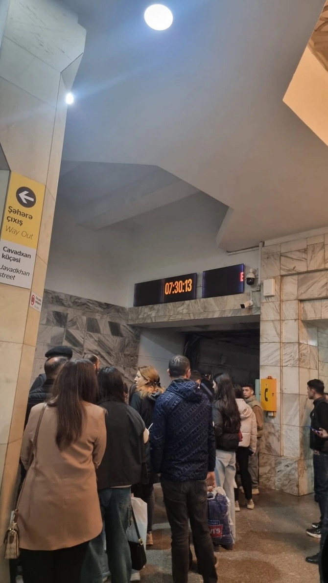 Metroda yenə problem yarandı - Sərnişinlər düşürüldü