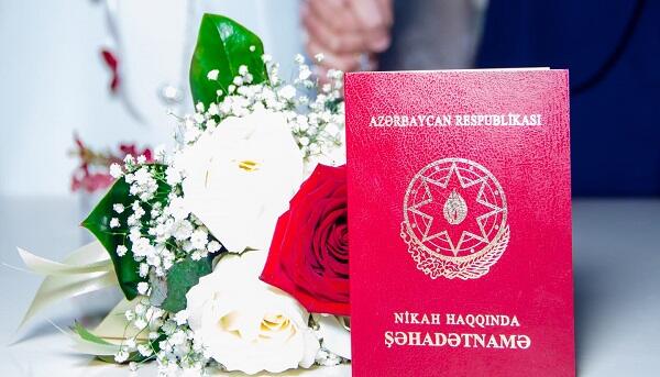 1008 nəfər boşandığı adamla yenidən evləndi