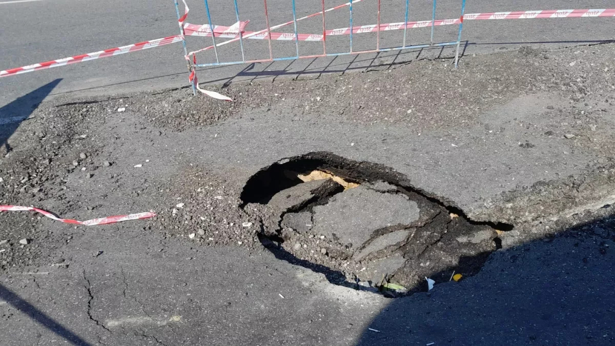 Bakının mərkəzində yolda çökmə: İri çuxur yarandı 