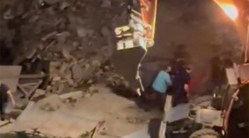 Qadın evindən zorla çıxarıldı - Bakıda gecə söküntüsü - Video