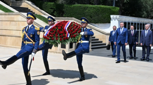 Slovakiya Prezidenti Bakıda şəhidlərin xatirəsini anıb