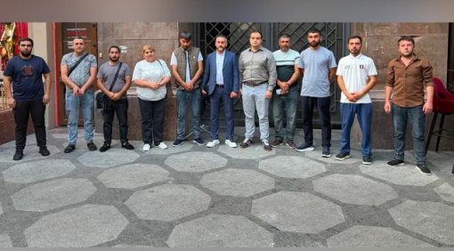 Dronla vurulan gəmidən xilas edilən azərbaycanlılar Vətənə yola salındı