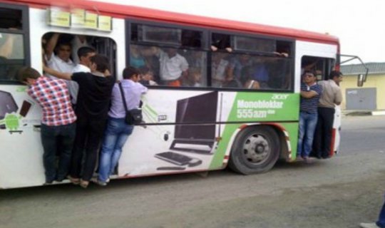 Bakıda avtobuslardan sallananlar -VİDEO