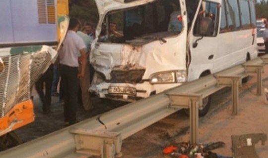 Binəqədidə avtobusla yük maşını toqquşdu