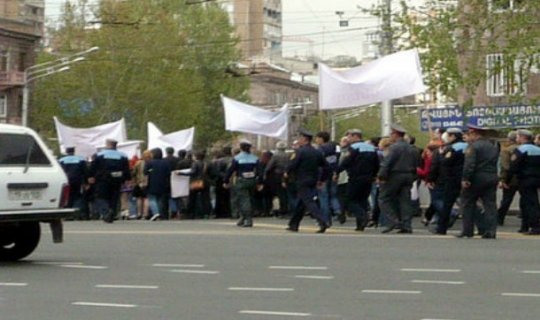 Yerevanda polislə etirazçılar arasında toqquşma