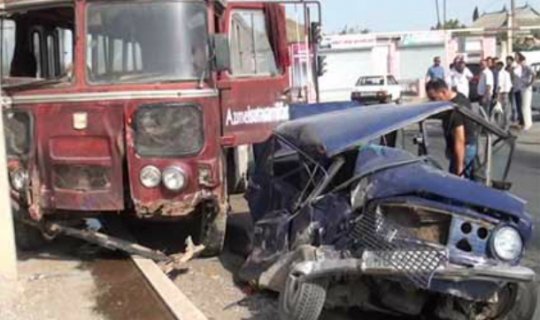 Avtobus qəza törətdi: ölən var