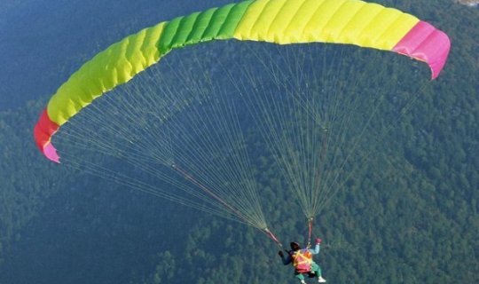 100-cü yaş günündə paraşütlə tullandı