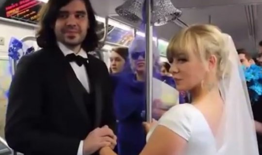 Metroda evləndilər