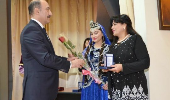 Nazir Musiqili Teatrın aktrisasını təltif etdi