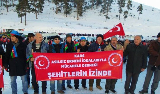 Türk dərnəyi Sarıqamışda Azərbaycan bayrağı ilə yürüş etdi