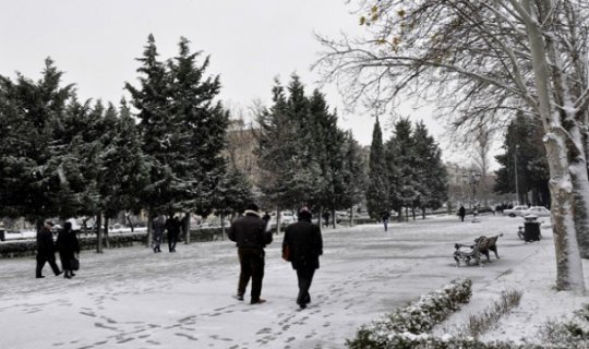 Bakıya ilk qar yağdı