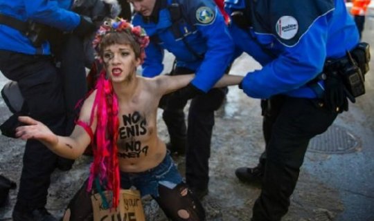 Davosda FEMEN etirazı