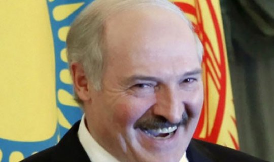 Lukaşenko azərbaycanlı şairi təltif etdi