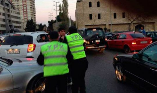 Bakıda ata və oğulları yol polislərini döydülər