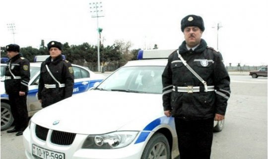 Bakıda yol polislərindən qadın sürücülərə sürpriz