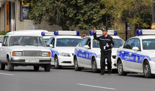 Yol polisi hansı halda sürücünün vəsiqəsini özündə saxlaya bilər?