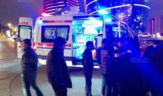 Təcili yardımın həkim və sürücüsünü bıçaqladı