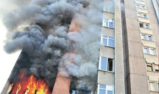 Bakıda yaşayış binası yanır