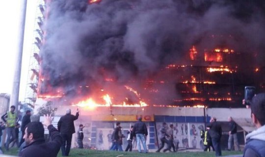 Bakıda hündürmərtəbəli yanıb kül oldu