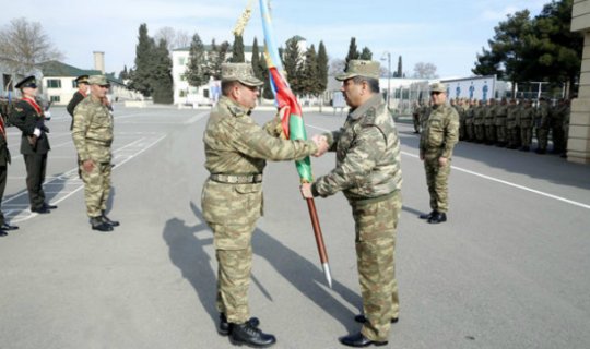 Zakir Həsənov döyüş bayraqlarını təqdim etdi