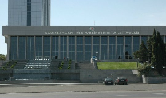 Azərbaycanın deputatları Papadan narazıdırlar